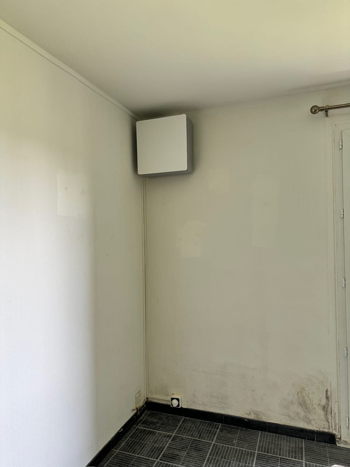 Humidité au pied du mur avant drainage