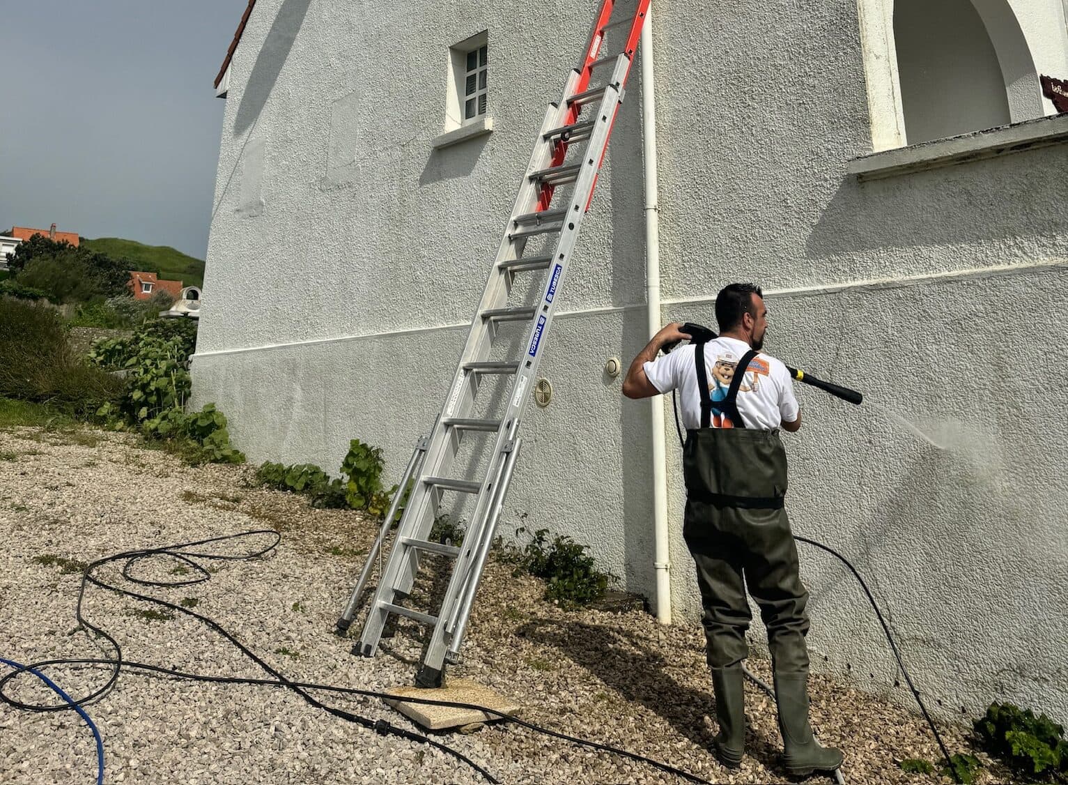Effet perlant de l’eau sur une façade traitée avec un hydrofuge