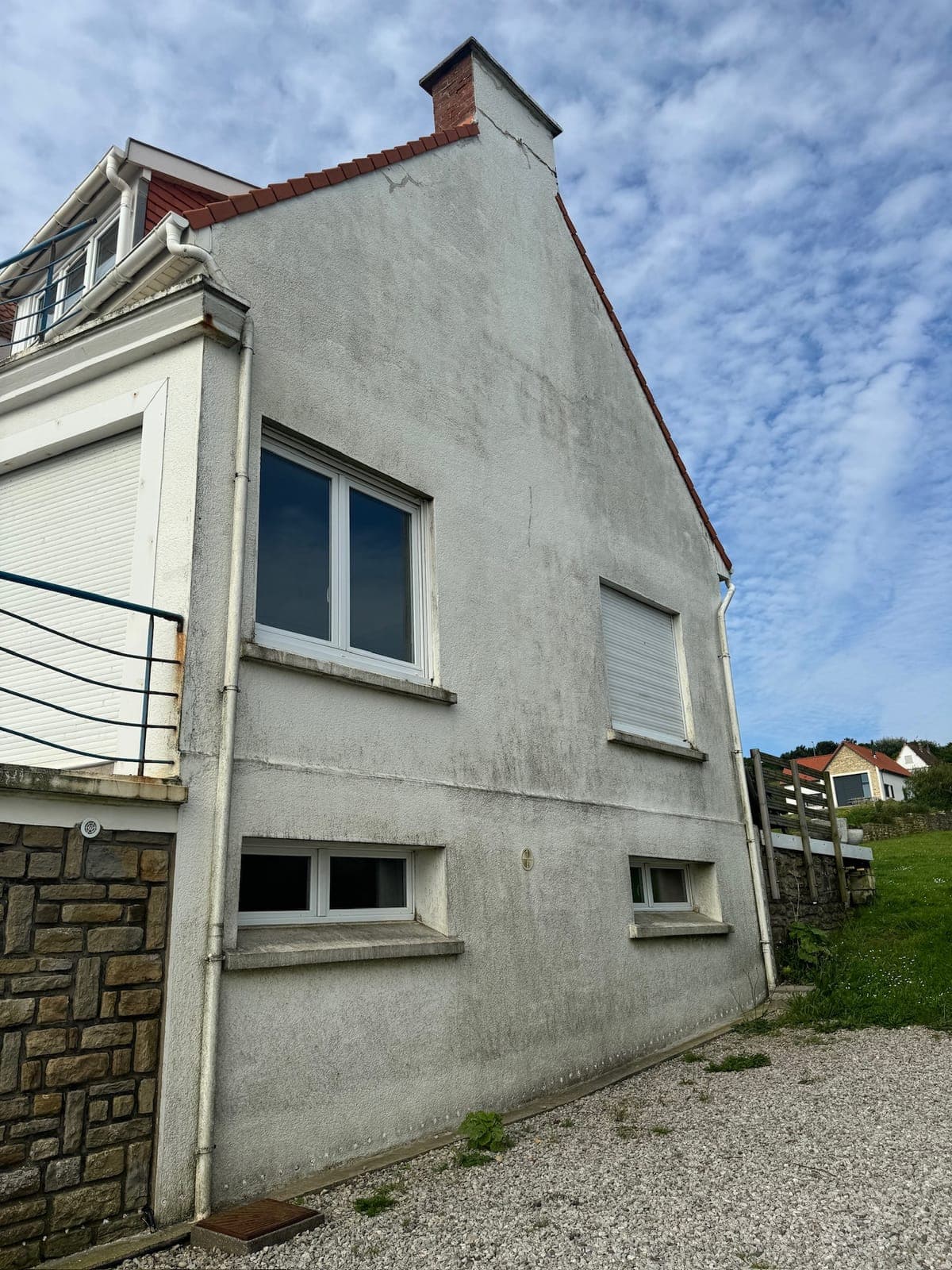 Façade présentant des traces d’humidité et de moisissure sur le crépi