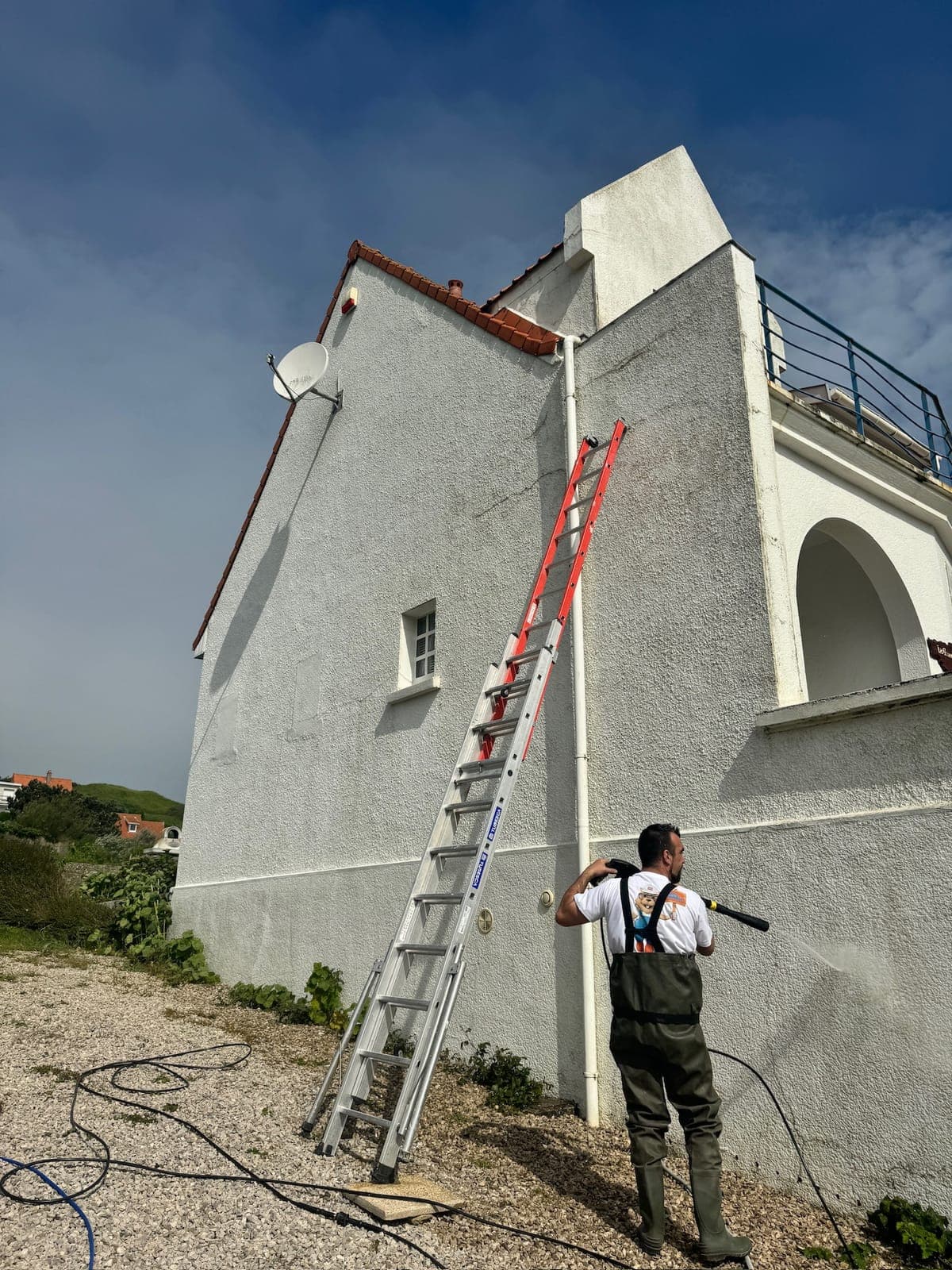Technicien Mur Humide appliquant un traitement hydrofuge sur une façade