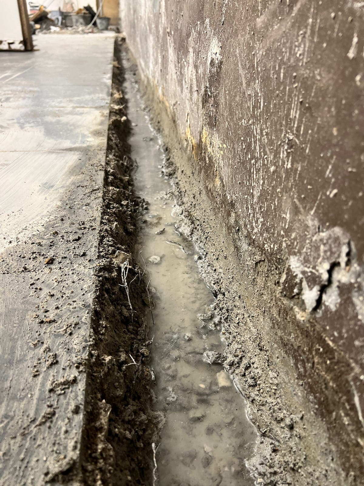 Traces d’infiltration d’eau sur un mur intérieur
