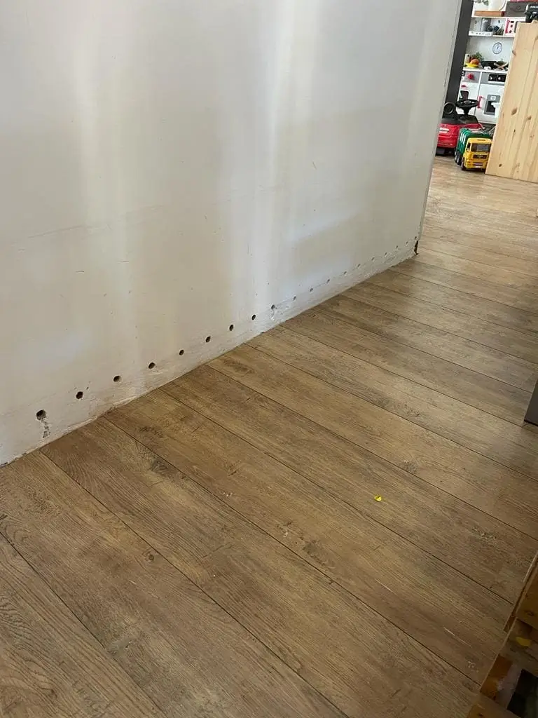 Préparation d’un mur avant injection de crème hydrofuge