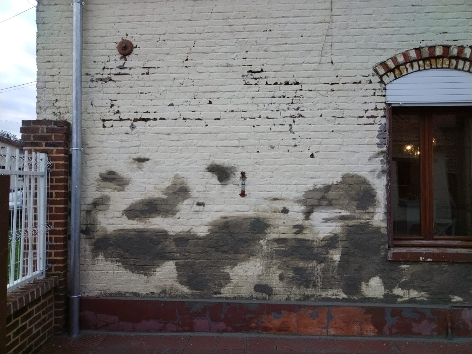 Mur endommagé par la remontée capillaire
