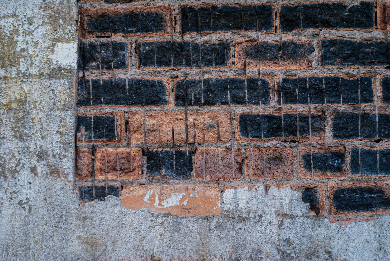 Traces de salpêtre sur une façade en briques