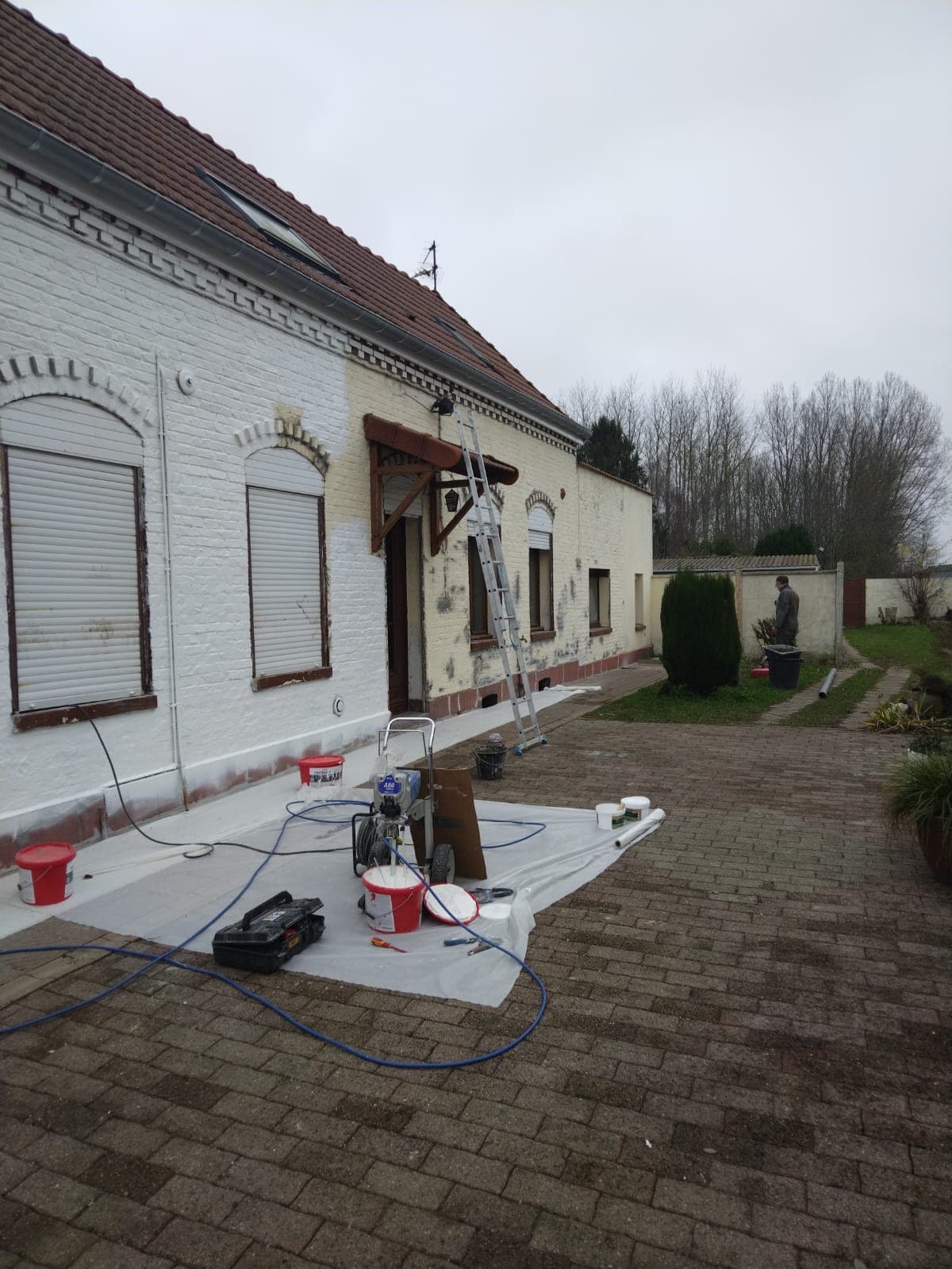 Salpêtre visible sur un mur en briques